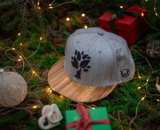 Dárek, který nikdy neskončí odhozený do šuplíku. 🚀🧢 Stylové dřevěné doplňky udělají radost každému. 🎄